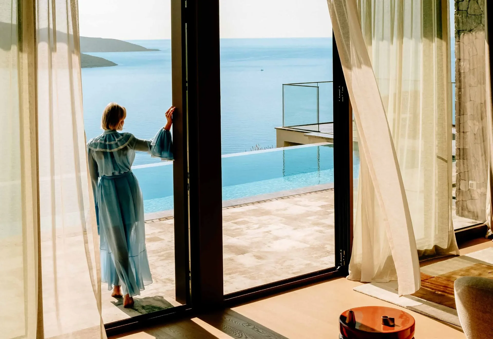 Residence opening onto a terrace with an infinity pool